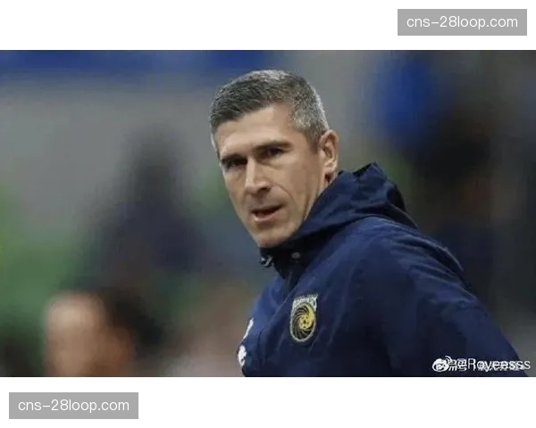 场边镜头：诺丁汉森林助教因不满球员压迫力度，与主帅激烈交流