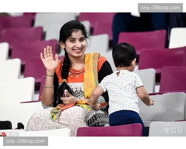 镜头捕捉:看台上小球迷为丢球掩面哭泣,父亲在一旁安慰 镜头捕捉:看台上小球迷为丢球掩面哭泣,父亲在一旁安慰